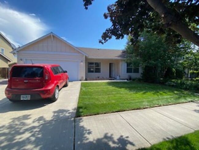 Building Photo - NW Redmond on a Humongous! LOT