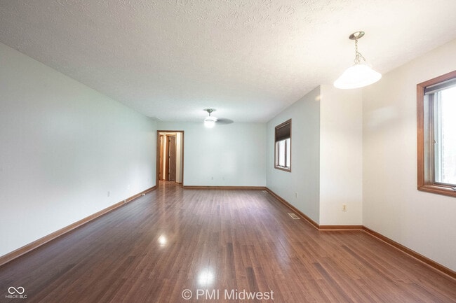 Building Photo - 406 E Tulip Dr