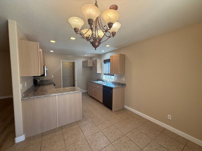 Building Photo - 3 Bedroom 2 Bathroom Home