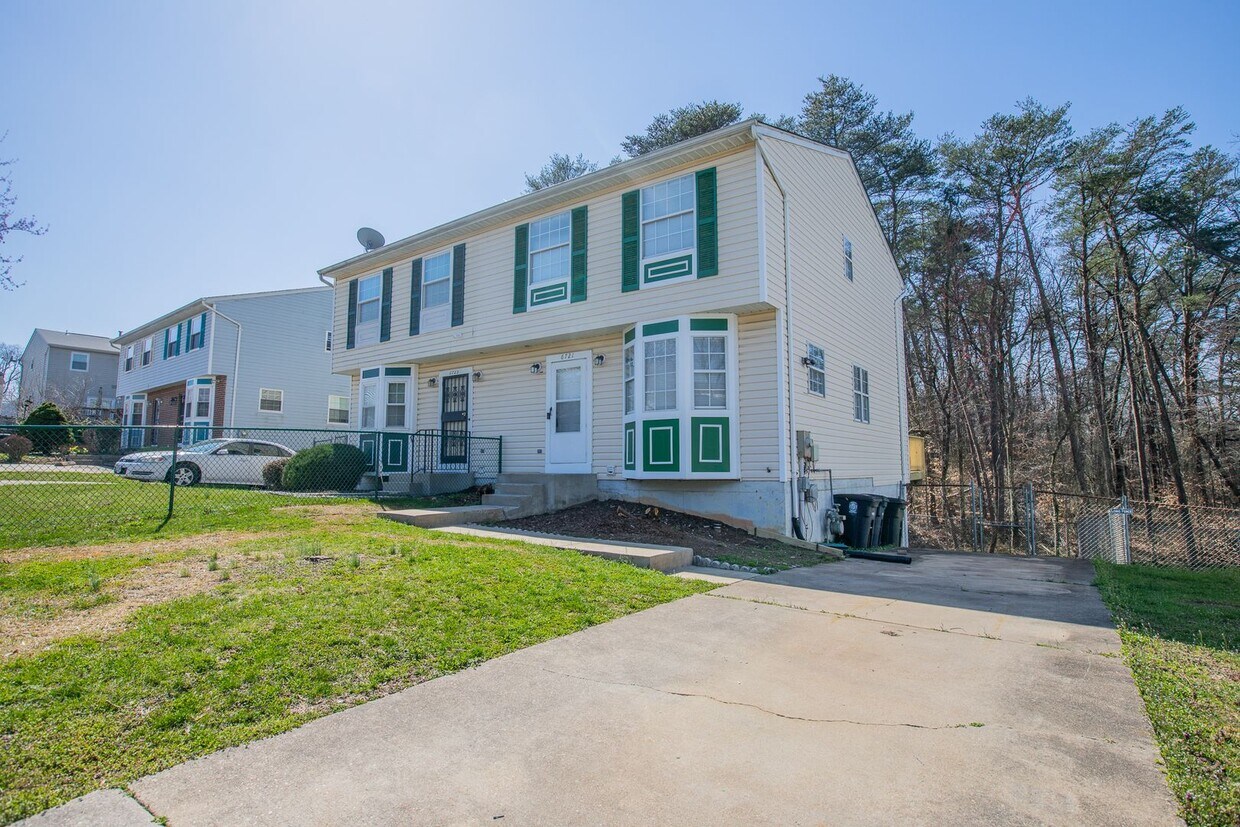 Primary Photo - Amazing 3 BR/2.5 BA Townhome in Landover!
