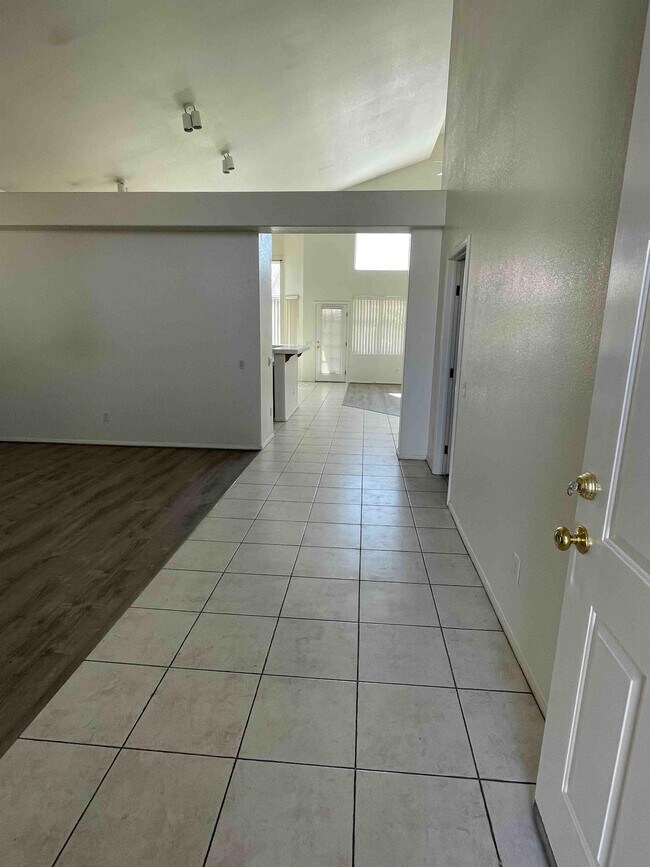 Building Photo - 8609 Highland View Ave