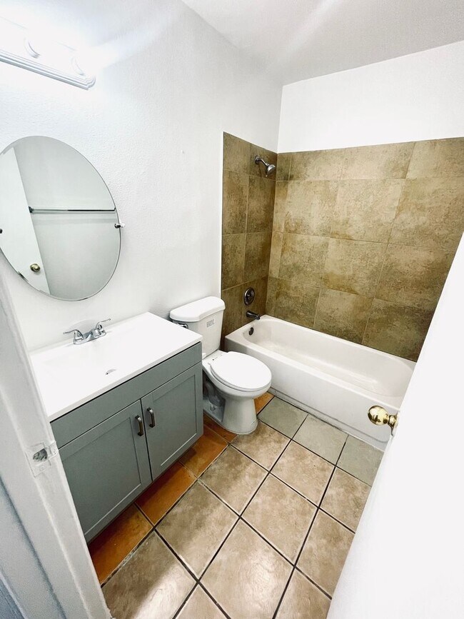 Foto del edificio - 3351 Brussels St