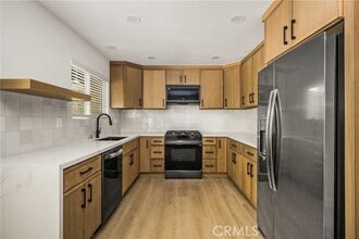 Building Photo - 2565 Santa Ana Ave