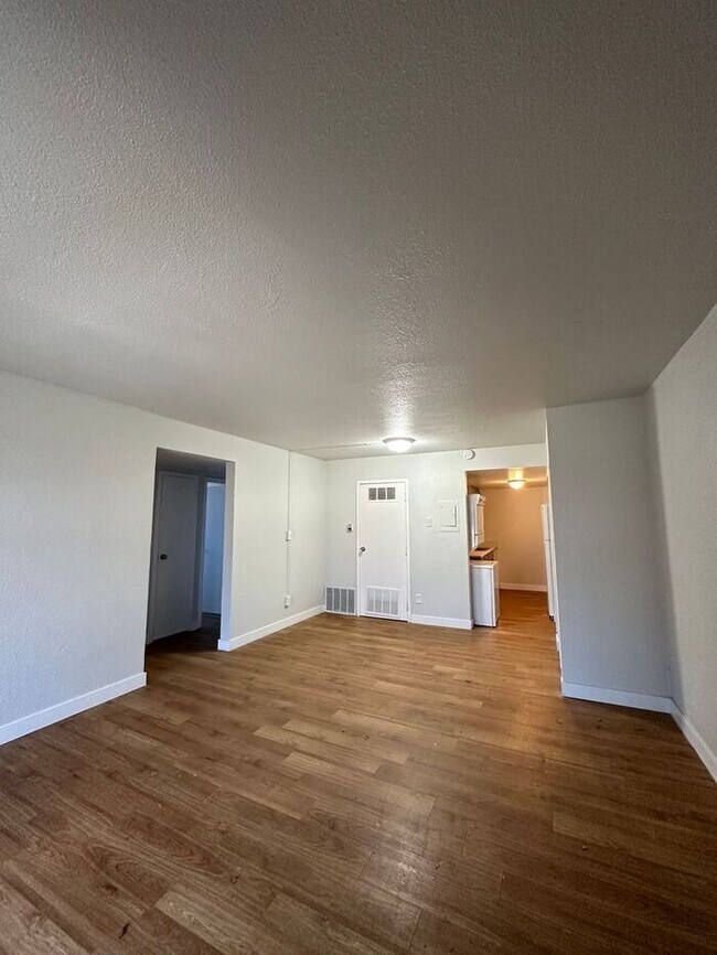 Foto del edificio - 3 Bed 1.5 Bath AVAILABLE NOW!!!