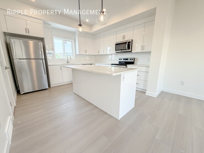 Building Photo - Modern 4 Beds, 3.5 Baths TownHouse - Upper...