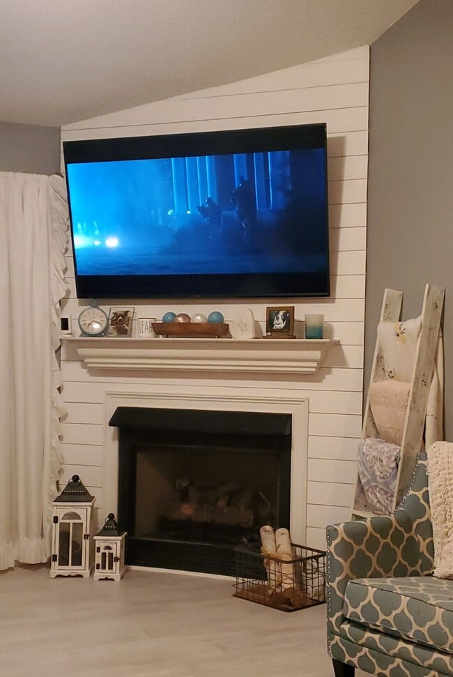 UPDATED Accent Wall in Living Room (TV Mount Included) - 110 Double Tree Dr