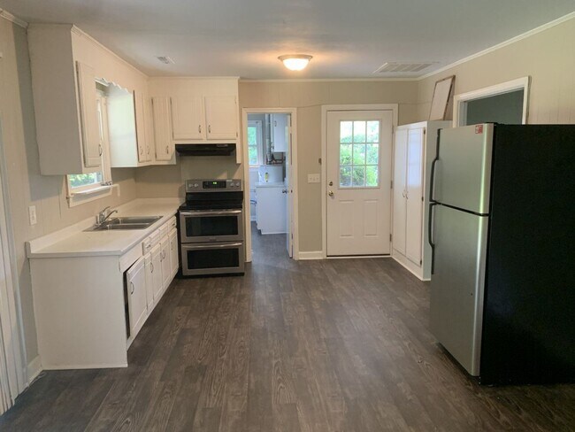 Foto del edificio - Large yard 3Bedroom 2 full bath