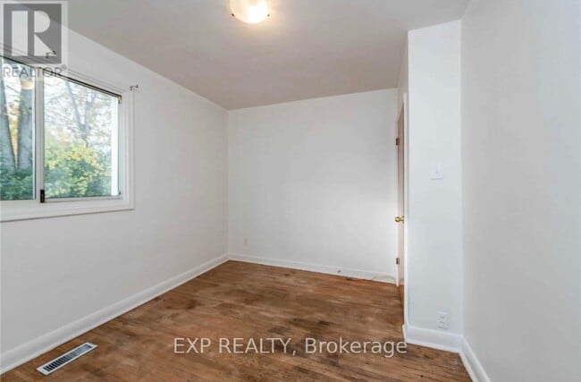 Building Photo - 33 Lakeland Crescent