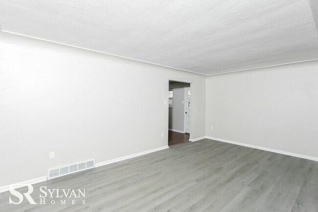 Building Photo - Sunny 3BR 2BA Home for You