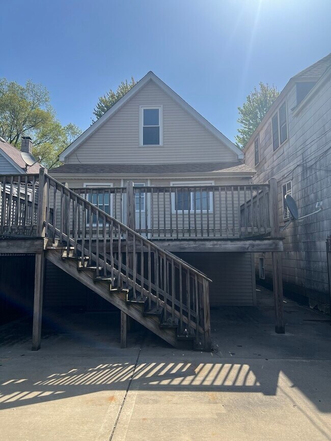 Building Photo - 10642 S Calhoun Ave