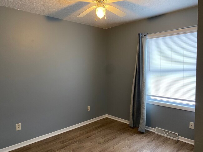 Building Photo - 724 9th St