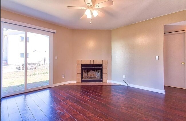 Building Photo - Second Floor Two Bedroom W/Private Fenced ...