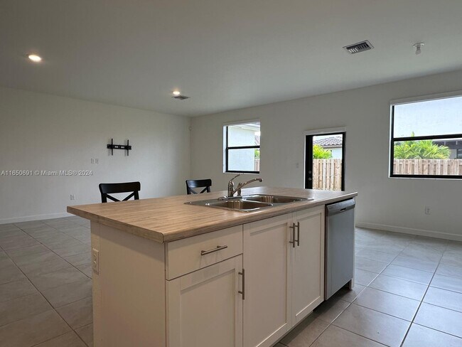 Foto del edificio - 11909 SW 244th St