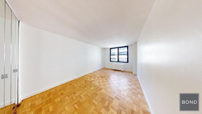 Building Photo - 333 E 49th St