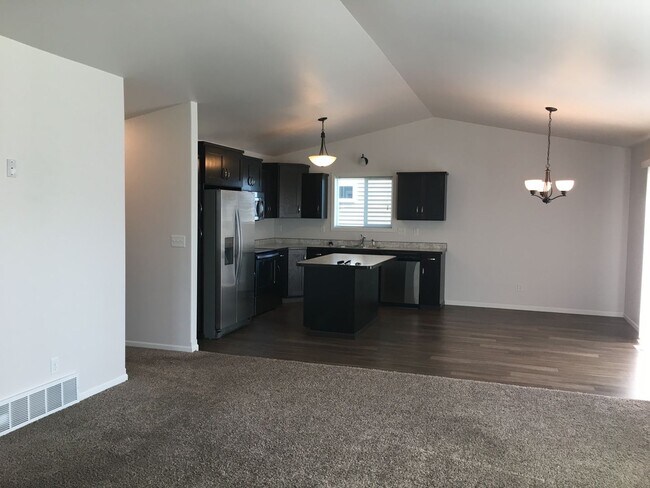 Building Photo - House for rent in Deer Creek