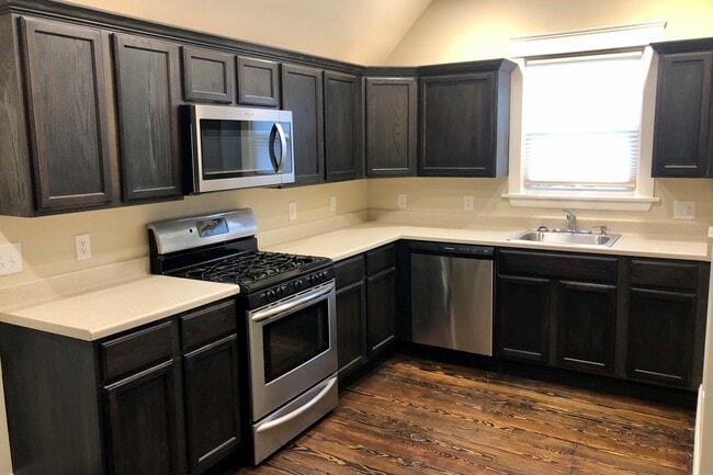 Building Photo - 1118 Columbia Ave, Unit #2 (upstairs apartment)
