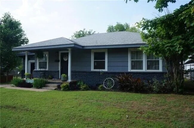 Building Photo - 317 Truman Place