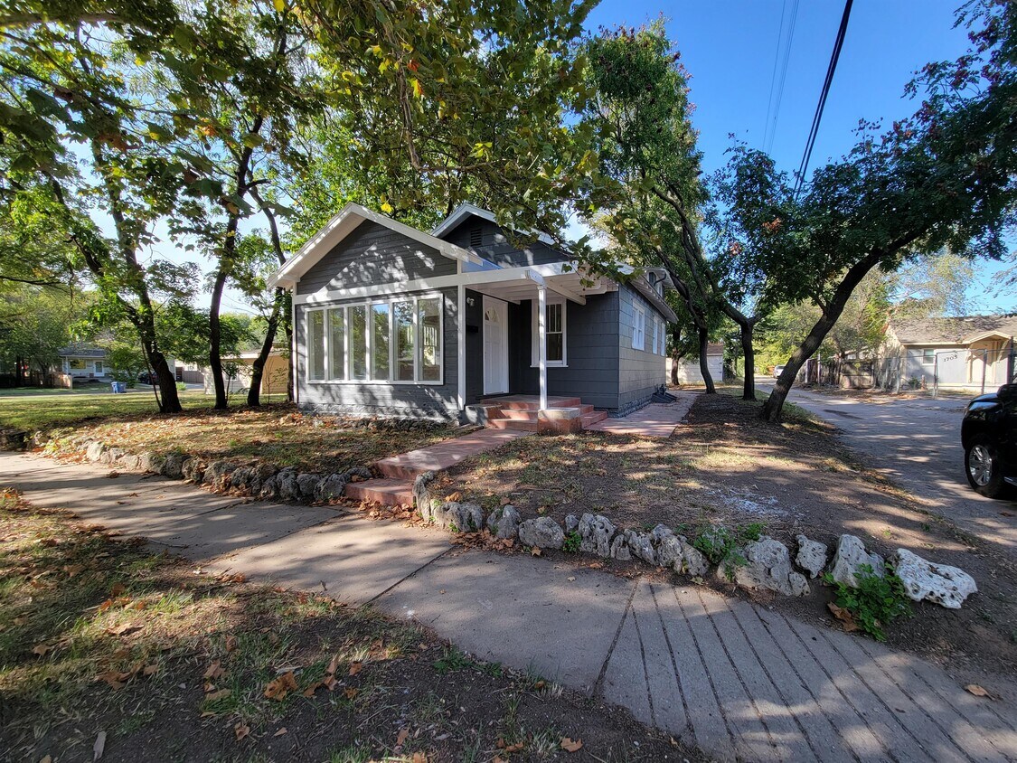 Foto principal - 410 W 16th St N