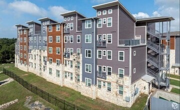 Building Photo - 3300 Oak Creek Dr
