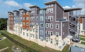 Building Photo - 3300 Oak Creek Dr