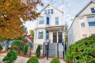 Building Photo - 2700 N Ridgeway Ave