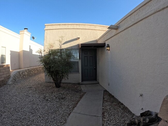 Building Photo - 2717 Fairway Dr