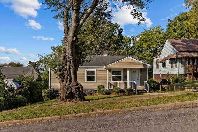 Building Photo - Beautifully Renovated 3 Bedroom 1 Bath Hom...