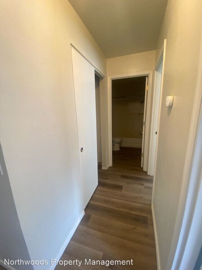 Building Photo - 2 br, 1 bath House - 299 B St Apt C