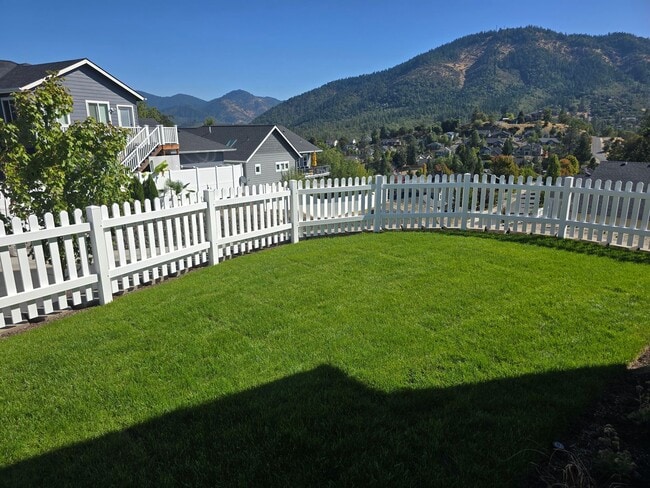 Building Photo - 3 bed 3 bath Brand-New Custom-Built home f...