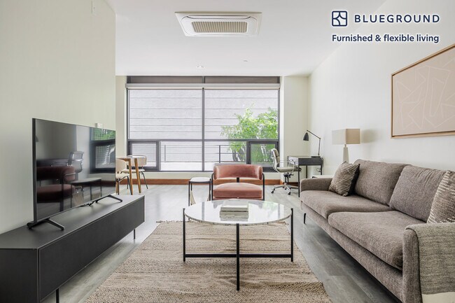 Foto del edificio - 110 W Ocean Blvd