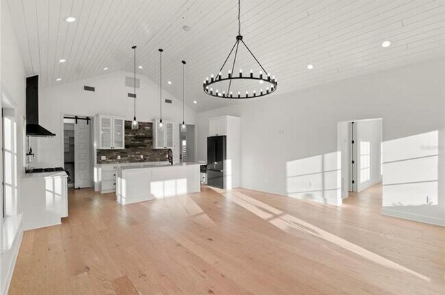 Foto del edificio - 3/2.5 Winter Park Gem Modern Sophistication Meets Farm House Inspiration