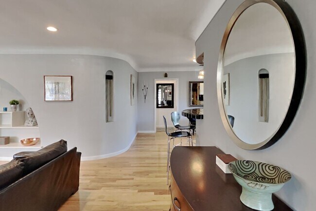 Foto del edificio - Movie Lover Retreat - Spacious Art Deco Ho...