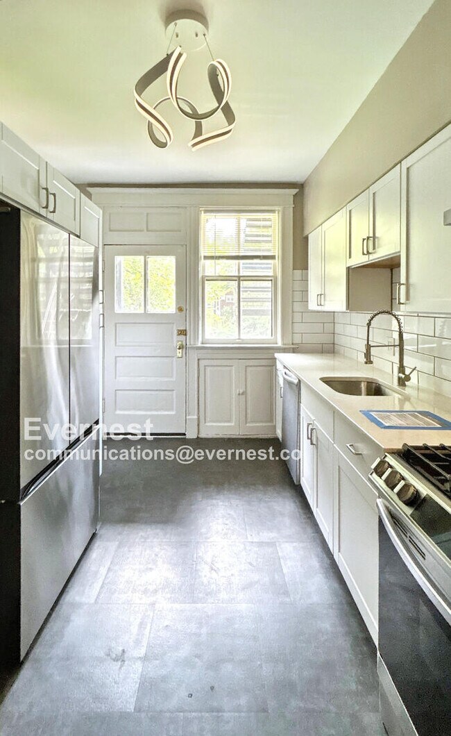 Foto del edificio - 4166 Russell Blvd