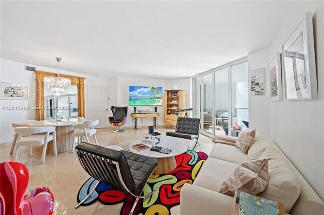 Foto del edificio - 8925 Collins Ave