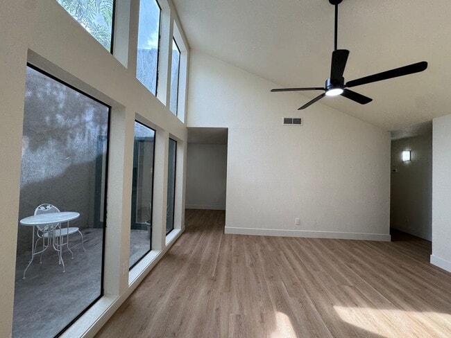 Foto del edificio - 5965 E Shields Ave