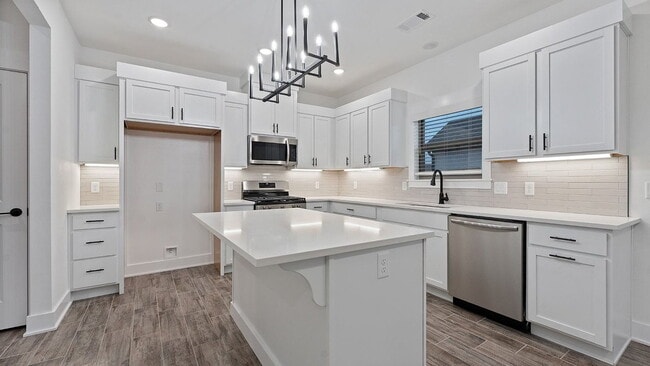 Building Photo - Charming 3-Bedroom Retreat with Cozy Fireplace