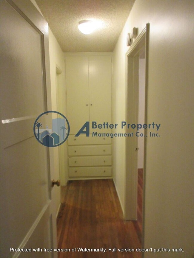 Building Photo - Gated 1 bedroom unit w/ beautiful hardwood...