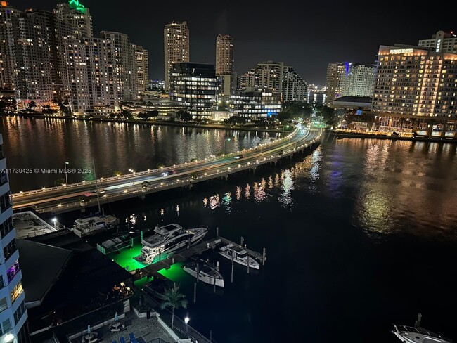 Foto del edificio - 905 Brickell Bay Dr