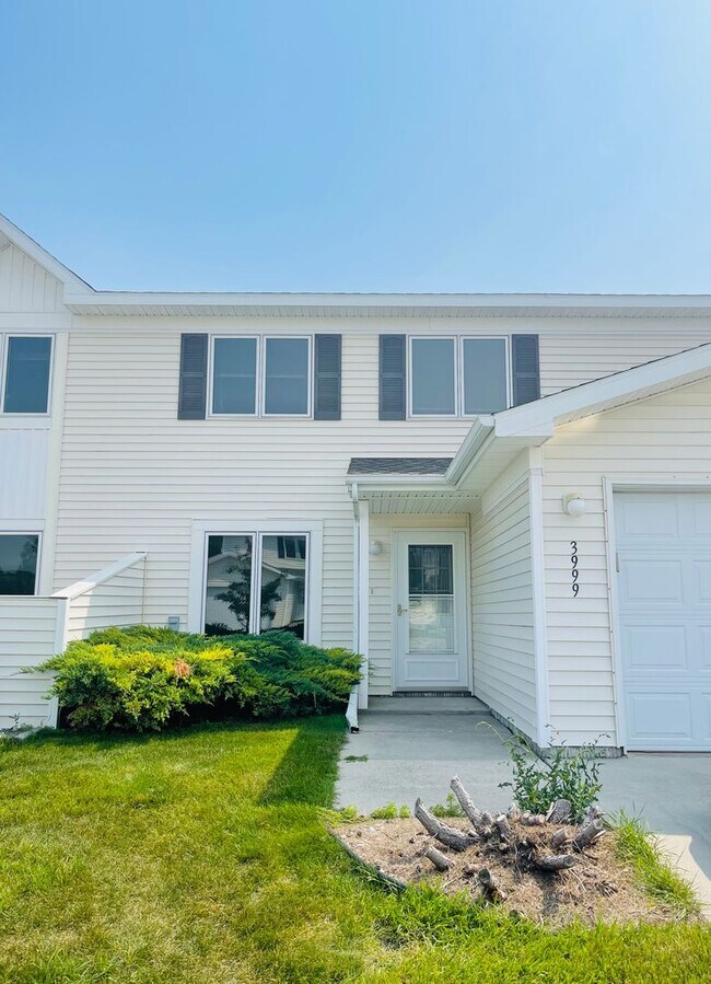 Building Photo - 3901 Meadow Brook Court