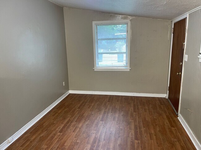 Building Photo - 410.5 8th Ave W