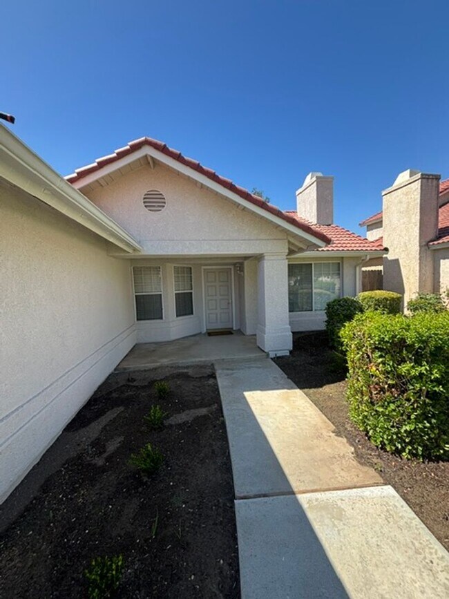 Building Photo - Clean 3 Bedroom / 2 Bathroom home near Stockdale High School, Recently Renovated!