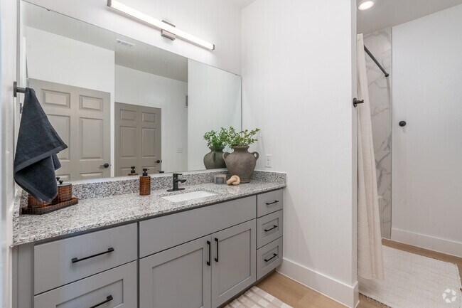2BR, 2BA - 983SF - Bathroom - Woods at Forest Crossing