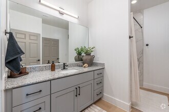 2BR, 2BA - 983SF - Bathroom - Woods at Forest Crossing