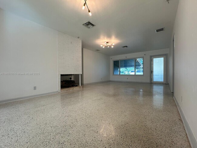 Building Photo - 4449 SW 35th Ave