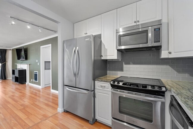 Building Photo - Updated Versailles Condo in Newport Beach