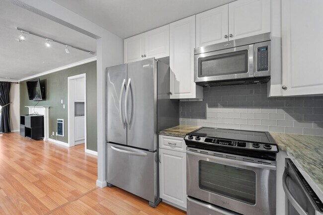 Foto del edificio - Updated Versailles Condo in Newport Beach