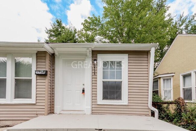 Building Photo - PICK YOUR GIFT OF $500 OFF THE FIRST MONTH...