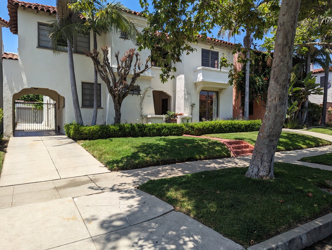 Primary Photo - 1141 S Hayworth Ave
