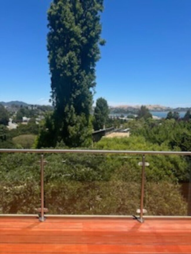 Building Photo - WONDERFUL THREE BEDROOM UPDATED TOWNHOUSE ...