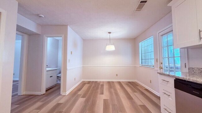 Foto del edificio - Snellville 2 Bed-2.5 Bath Townhouse, BRAND NEW KITCHEN and Flooring, End Unit